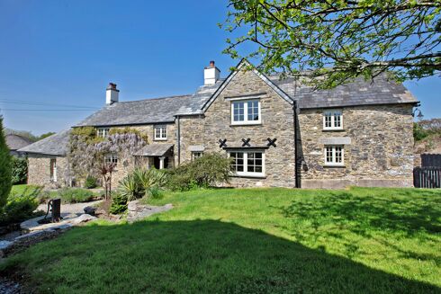 Picture of 4-7 bedroom house for sale.