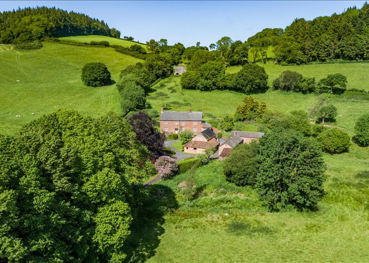 Picture of 5 bedroom farm/estate for sale.