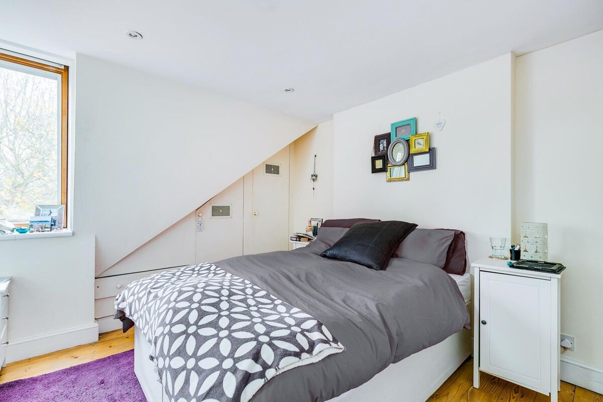flat for sale in Peterborough Road, Fulham, London, SW6 FLH012021476