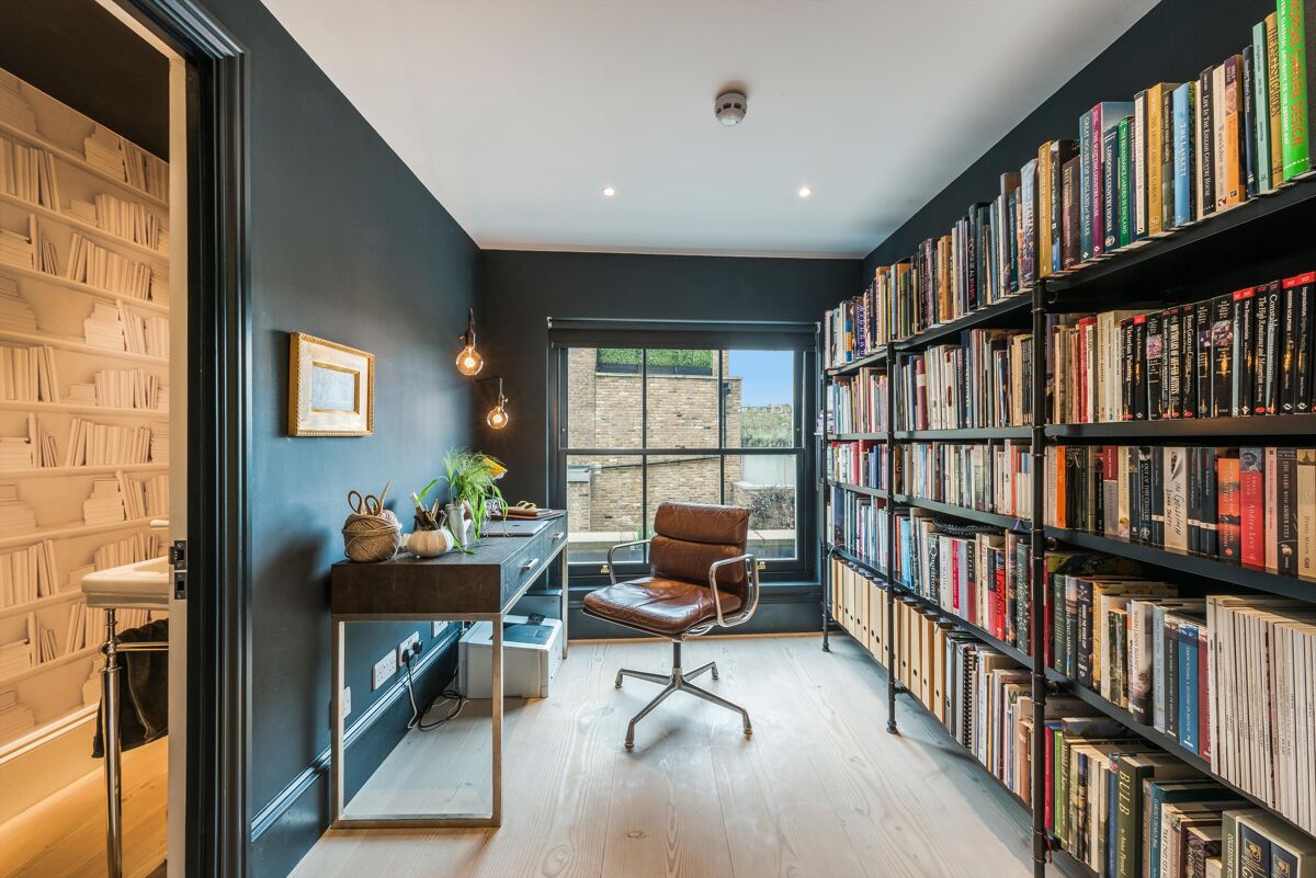 house for sale in Moore Park Road, Fulham, SW6. FLH012132689 Knight