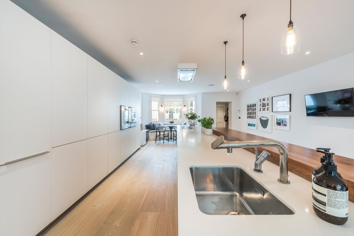 house for sale in Moore Park Road, Fulham, SW6. FLH012132689 Knight