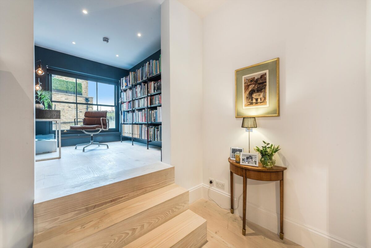 house for sale in Moore Park Road, Fulham, SW6. FLH012132689 Knight