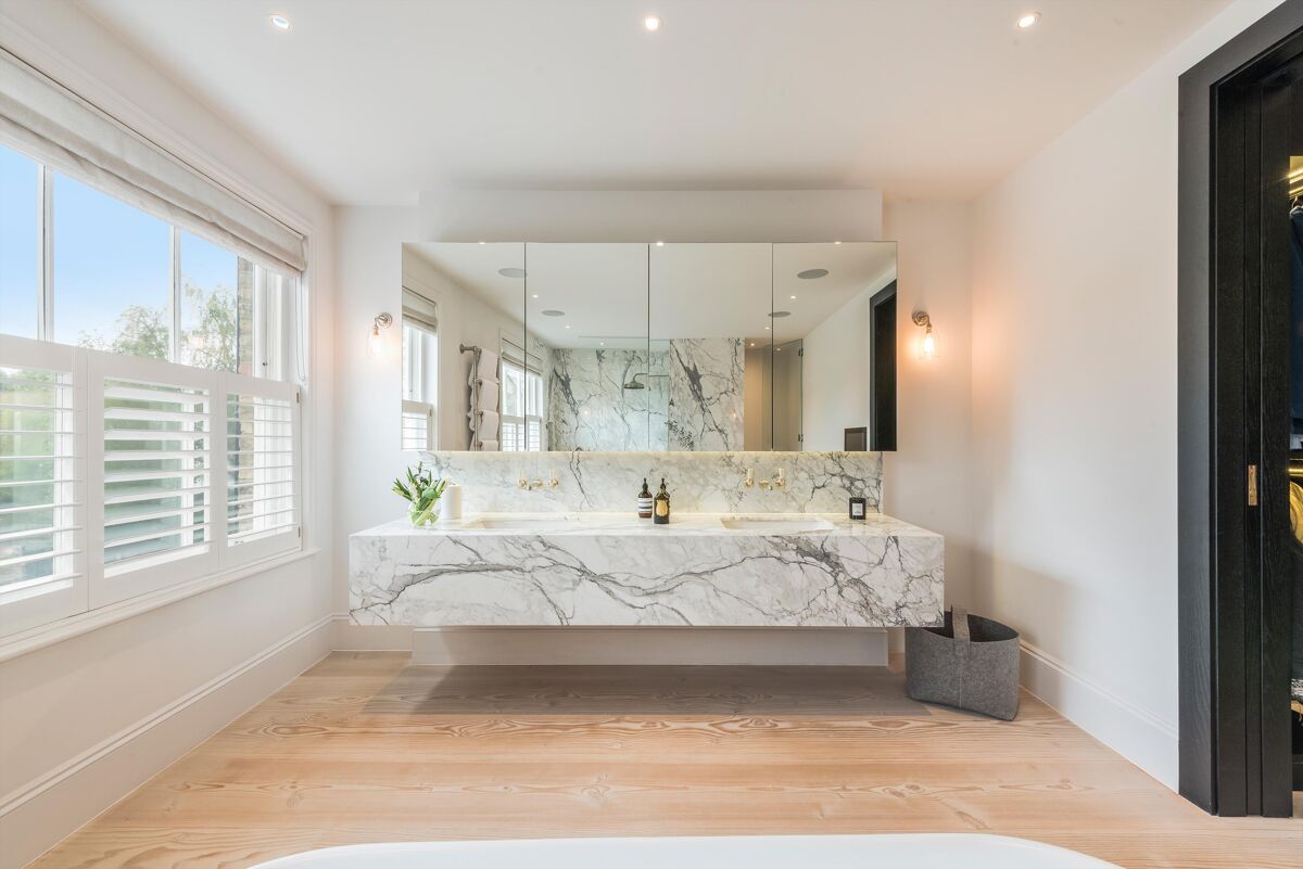 house for sale in Moore Park Road, Fulham, SW6. FLH012132689 Knight