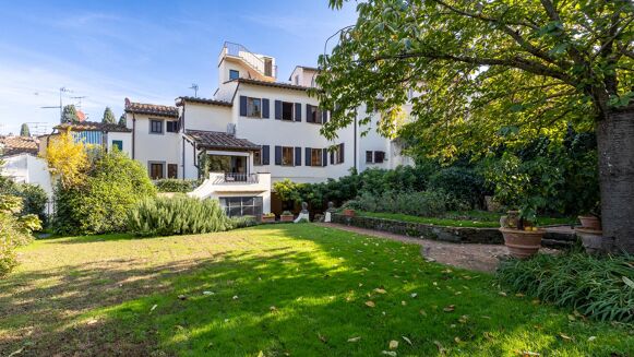 Picture of 5 bedroom townhouse for sale.