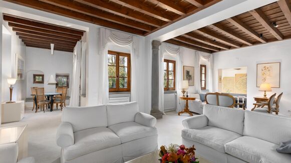 Picture of 5 bedroom townhouse for sale.