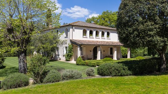 Picture of 7 bedroom farmhouse for sale.