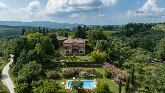 Picture of 6 bedroom villa for sale.