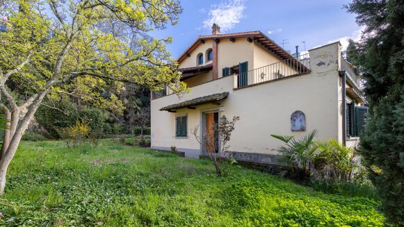 Picture of 4 bedroom villa for sale.