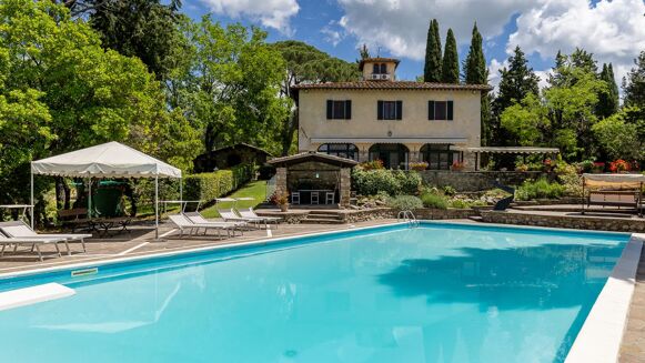 Picture of 5 bedroom villa for sale.