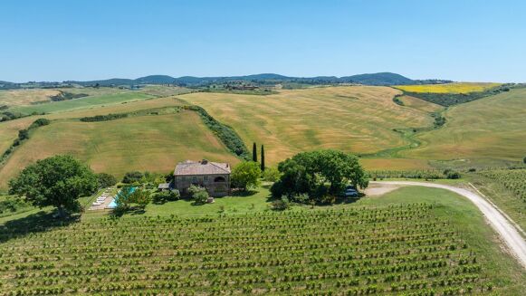 Picture of 6 bedroom estate for sale.