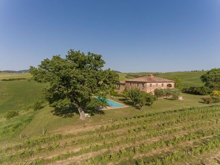 Picture of 6 bedroom estate for sale.