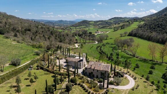 Picture of 8 bedroom estate for sale.