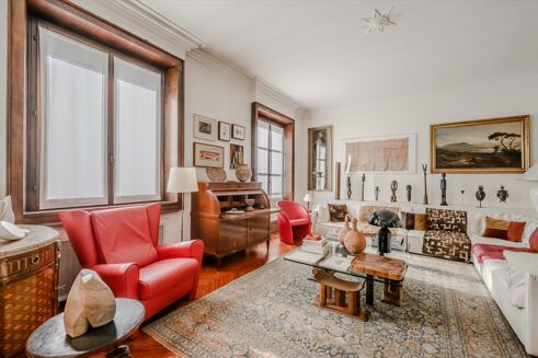 Picture of 4 bedroom apartment for sale.