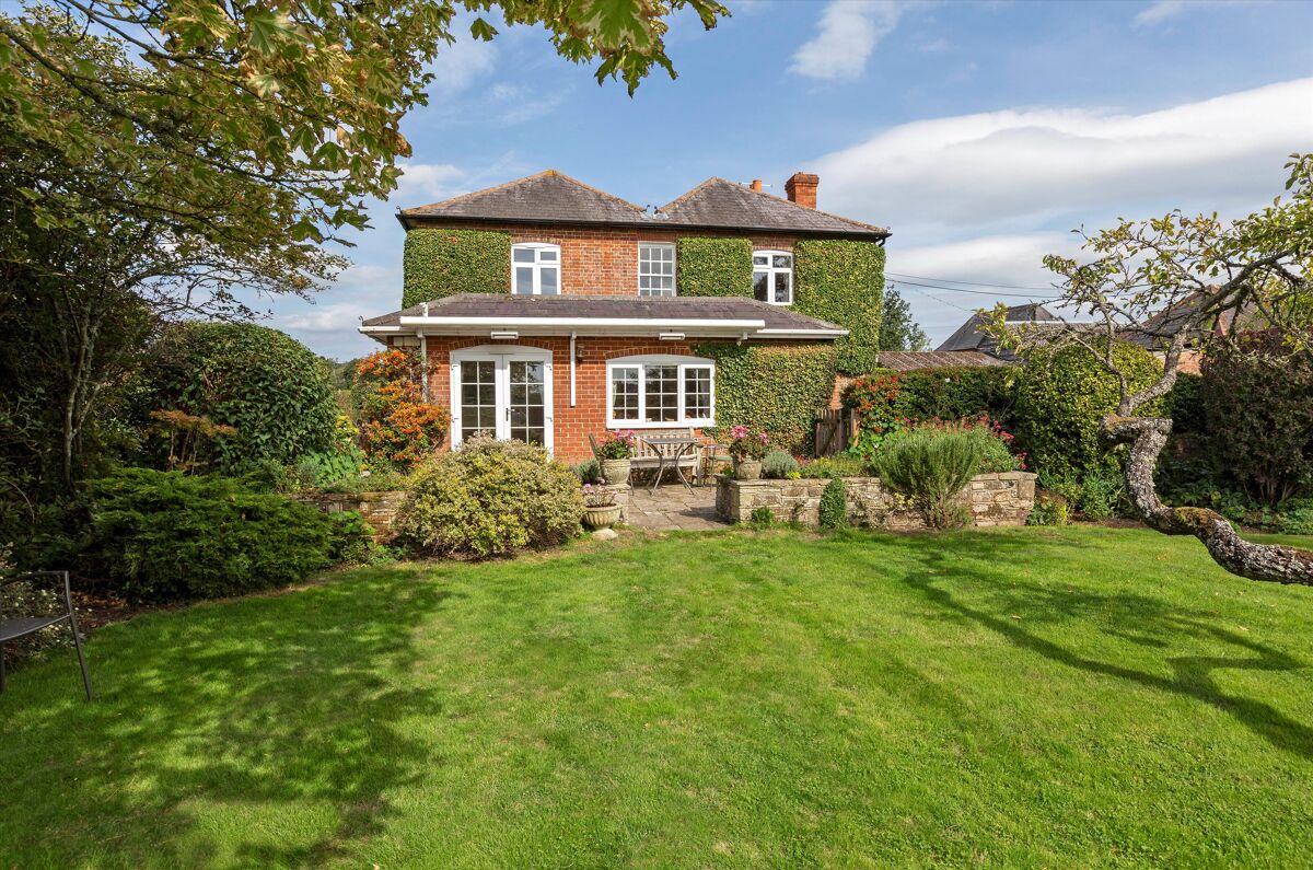 house for sale in Mowlands Farm, Frith End, Hampshire, GU35