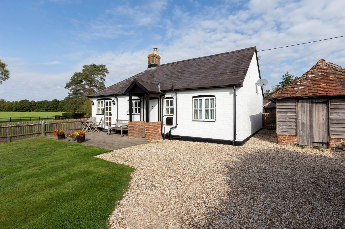 house for sale in Mowlands Farm, Frith End, Hampshire, GU35