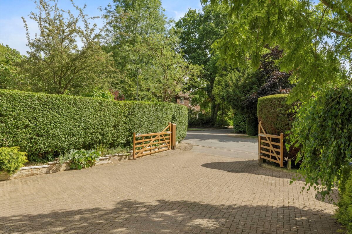 house for sale in Abbotswood, Guildford, Surrey, GU1 GLD012099364