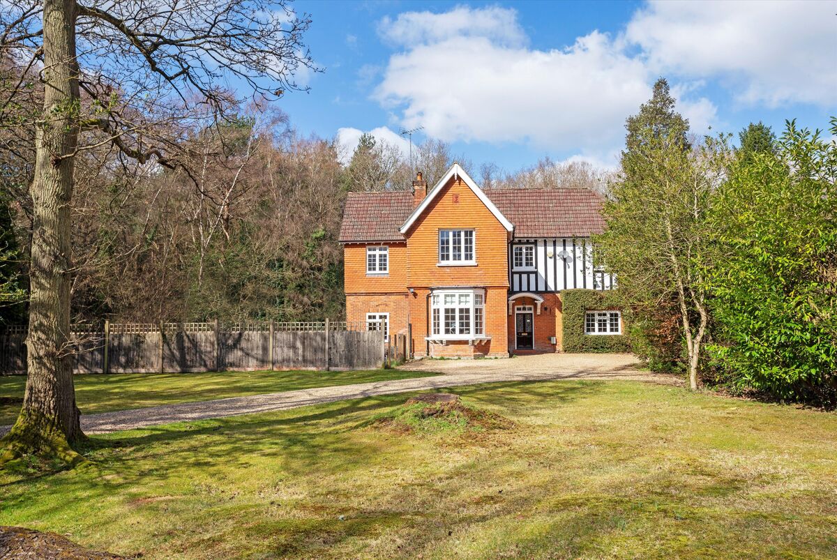 House For Sale In Holly Grange The Gardens Pirbright Between Woking