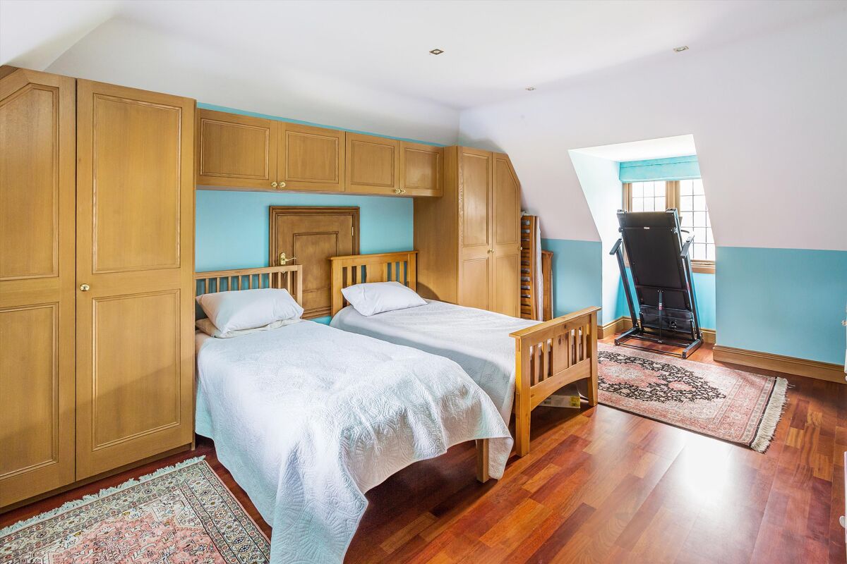 house for sale in 8 Abbotswood, Guildford, Surrey, GU1 GLD012109277