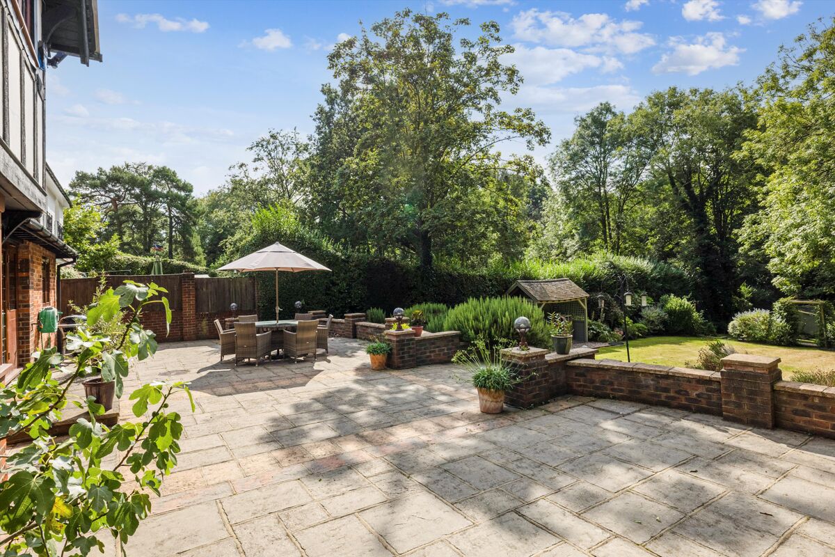 house for sale in 8 Abbotswood, Guildford, Surrey, GU1 GLD012109277