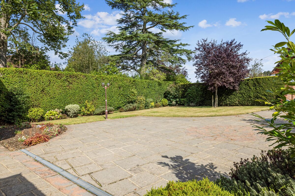 house for sale in 8 Abbotswood, Guildford, Surrey, GU1 GLD012109277 Knight Frank