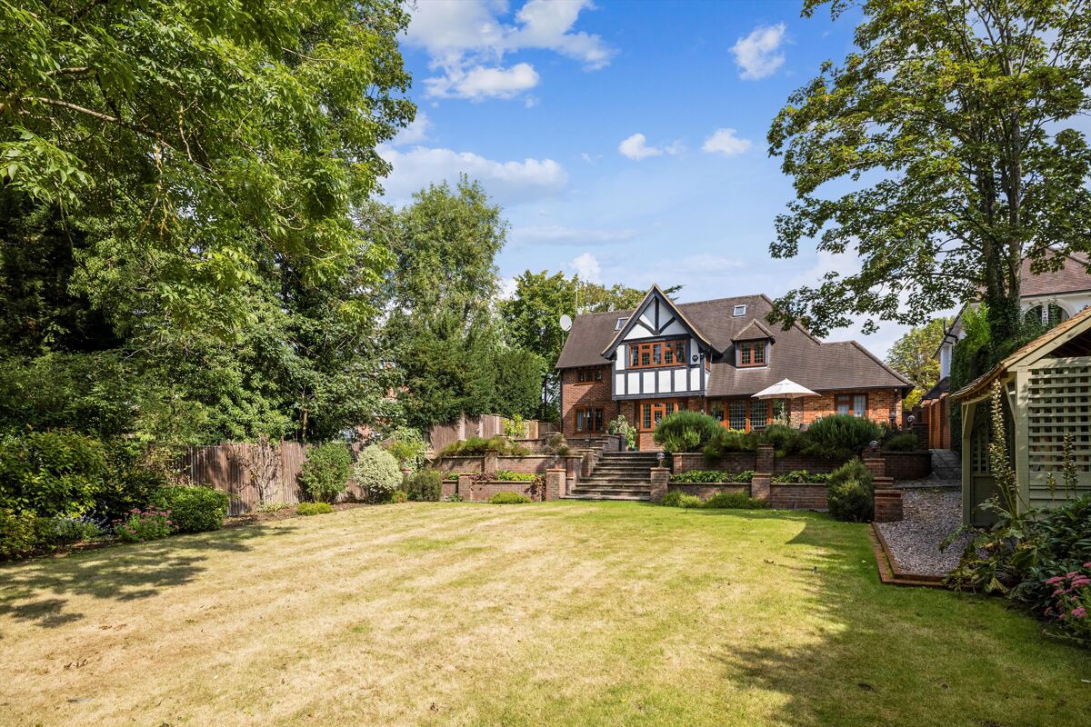 house for sale in 8 Abbotswood, Guildford, Surrey, GU1 GLD012109277