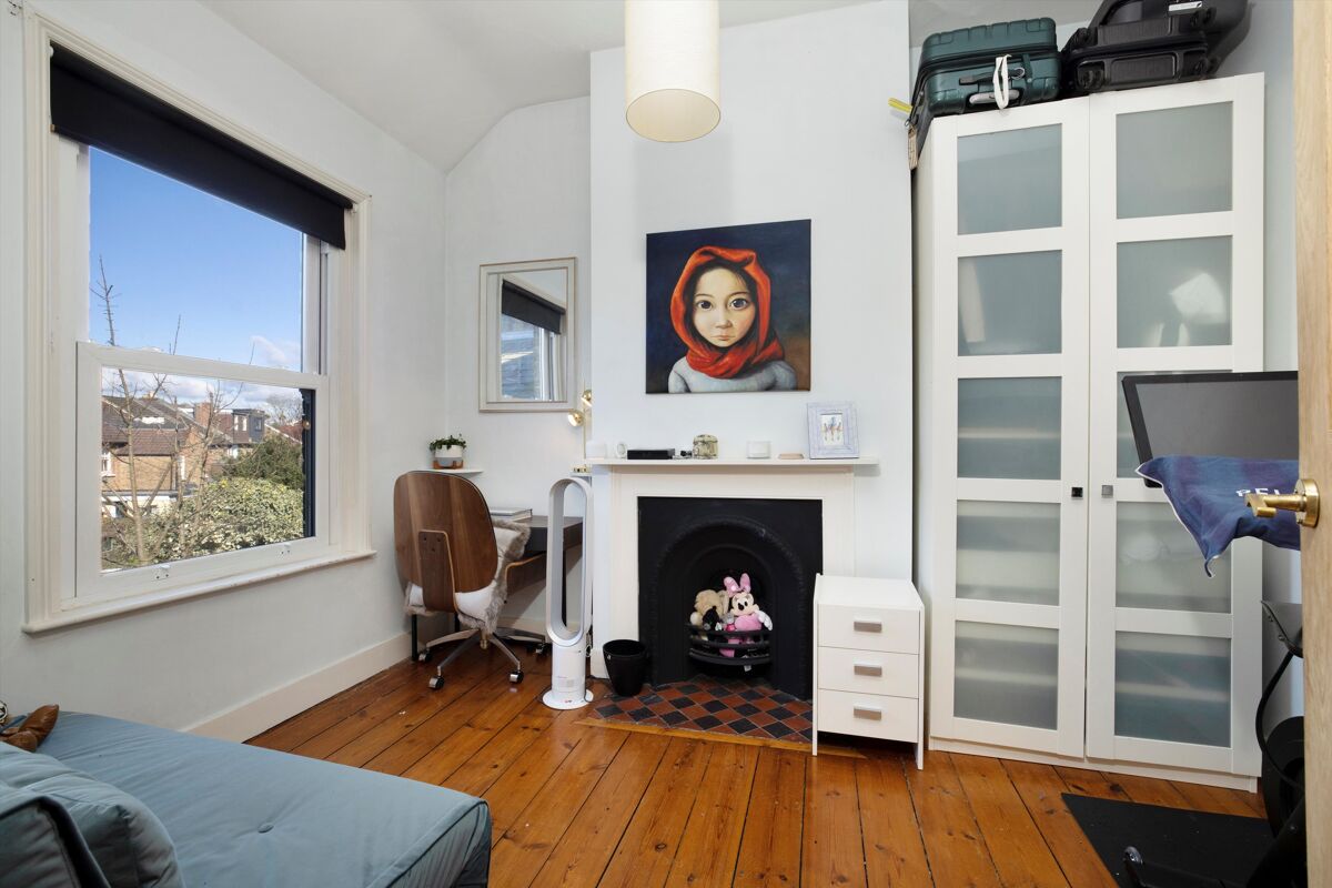 house for sale in Stoke Fields, Guildford, Surrey, GU1 GLD012129385