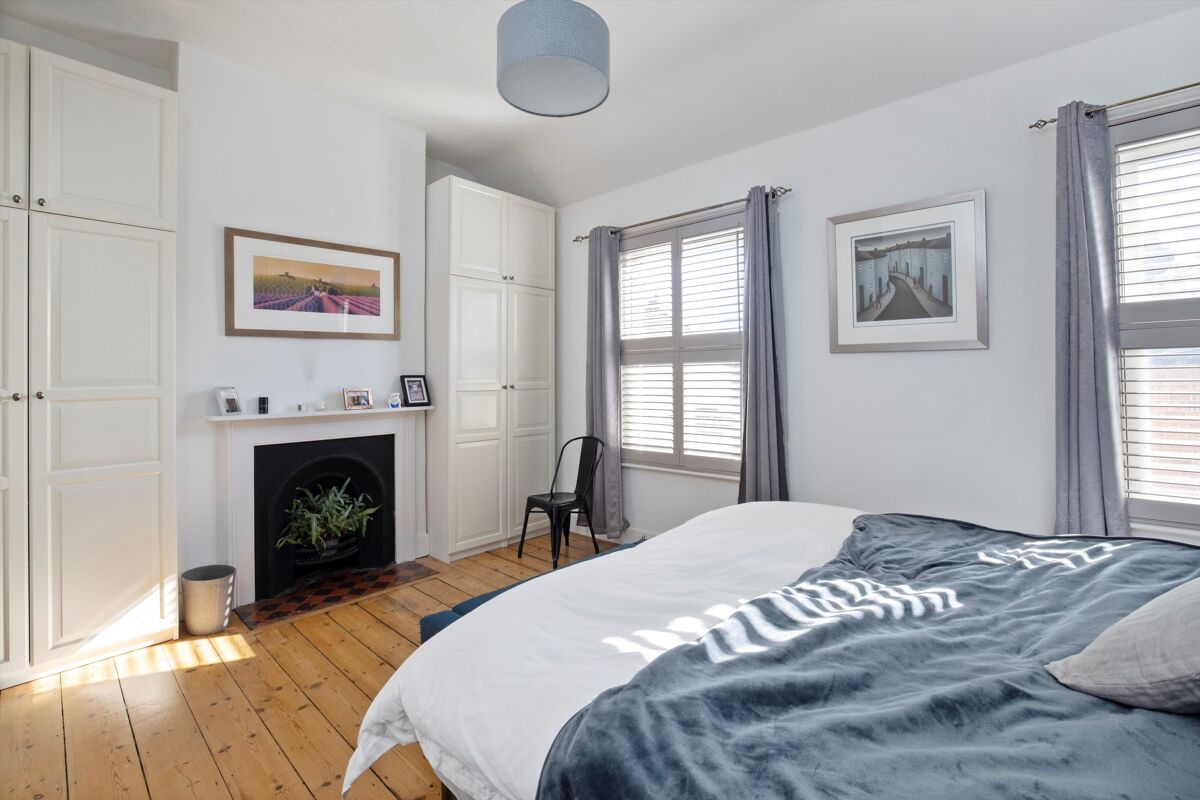 house for sale in Stoke Fields, Guildford, Surrey, GU1 GLD012129385