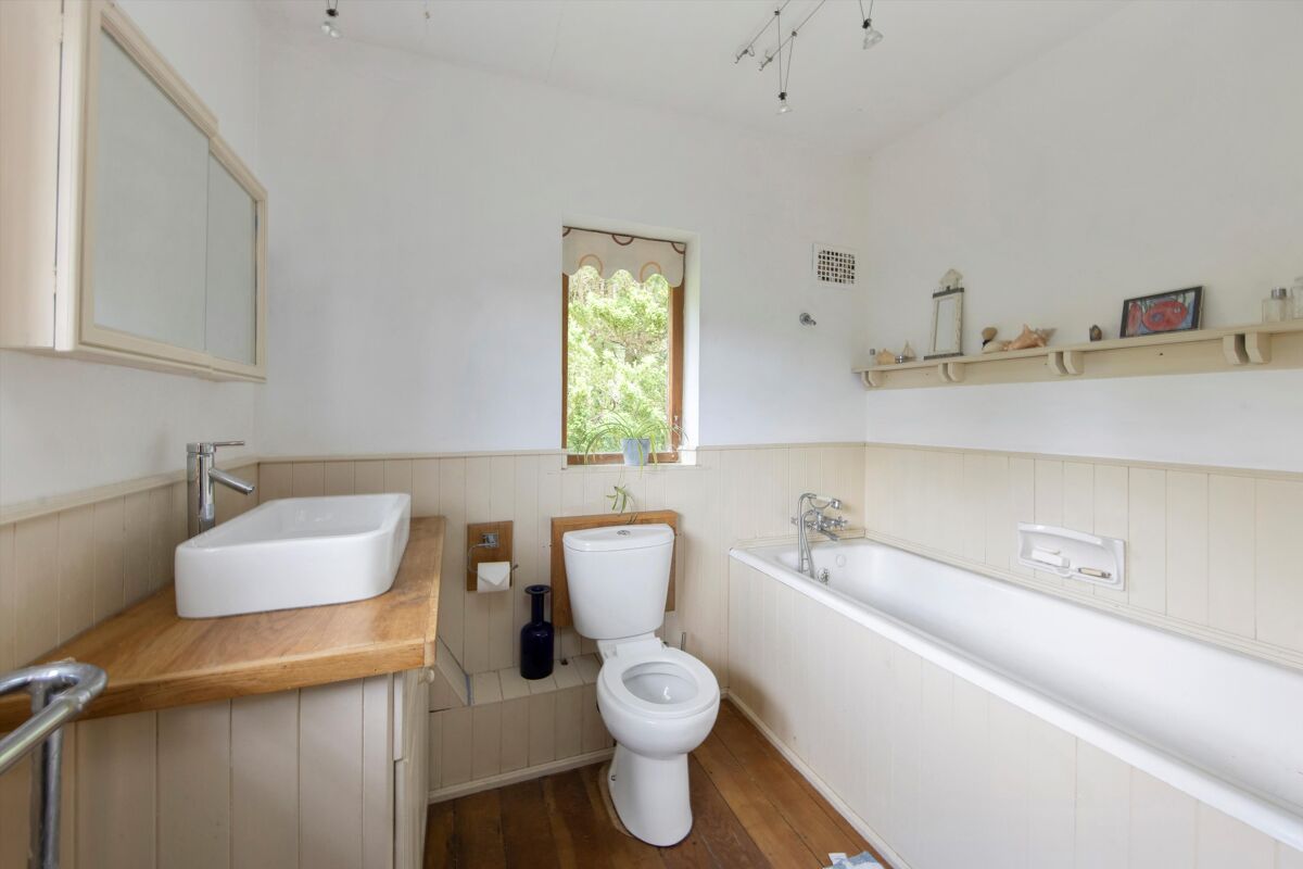 house for sale in Roseacre Gardens, Chilworth, Guildford, Surrey, GU4