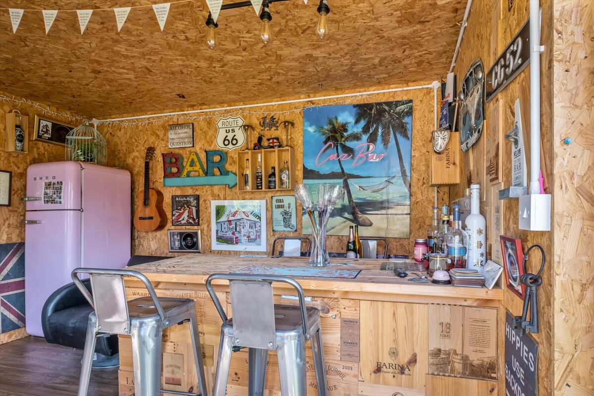 house for sale in Avenue Road, Cranleigh, Surrey, GU6 GLD012218640