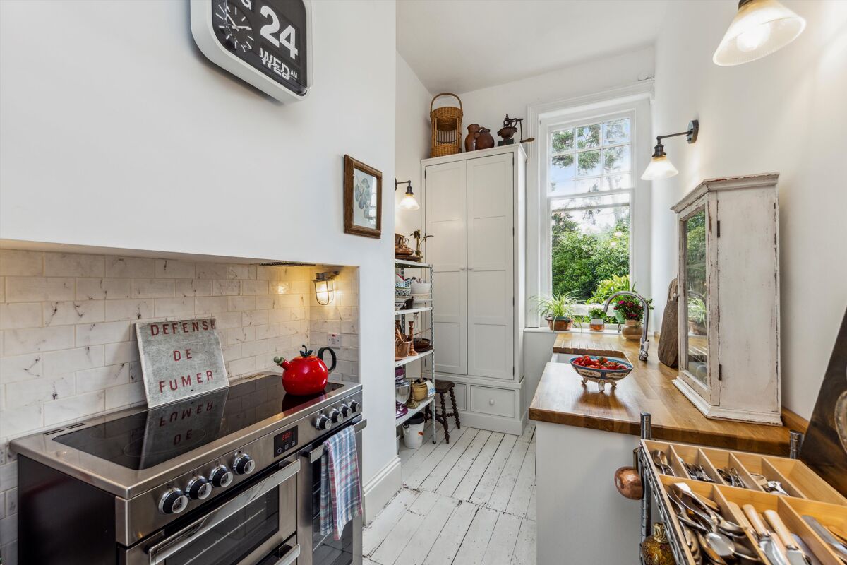 flat for sale in Boxgrove Road, Guildford, Surrey, GU1 GLD012220141