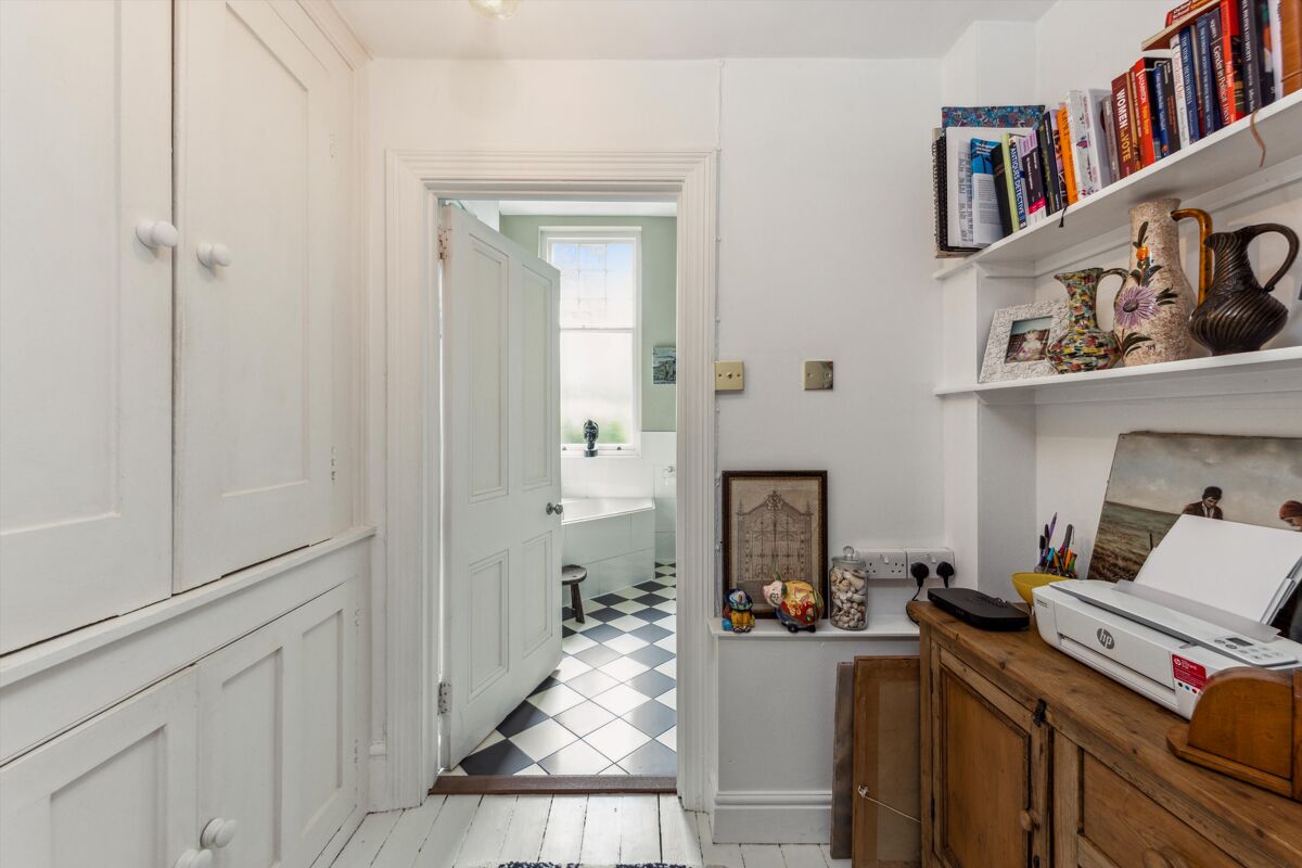 flat for sale in Boxgrove Road, Guildford, Surrey, GU1 GLD012220141