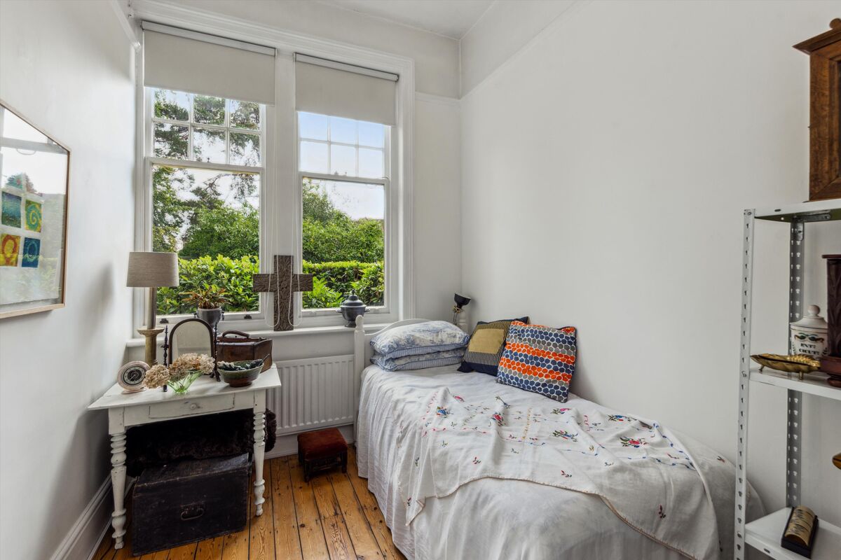 flat for sale in Boxgrove Road, Guildford, Surrey, GU1 GLD012220141