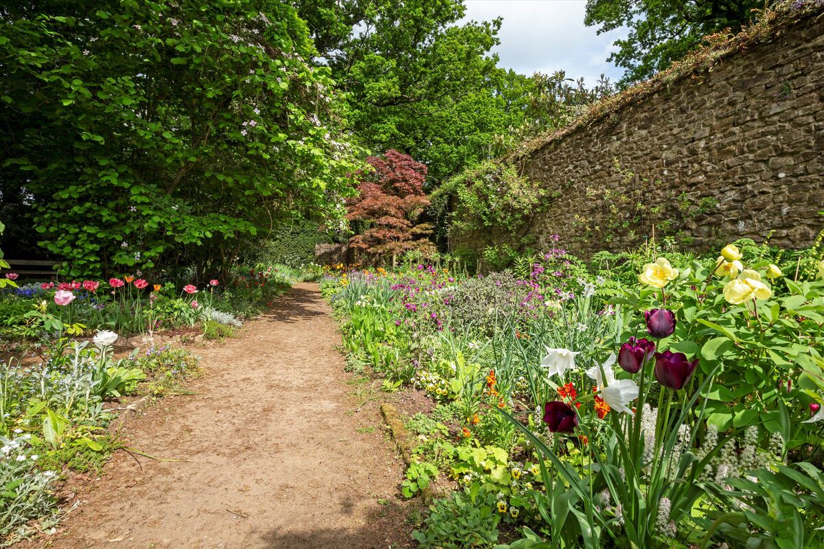 house for sale in Munstead Wood, Godalming, Surrey, GU7 GLD012298766 Knight Frank