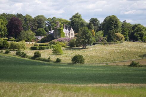 Picture of 5 bedroom house for sale.