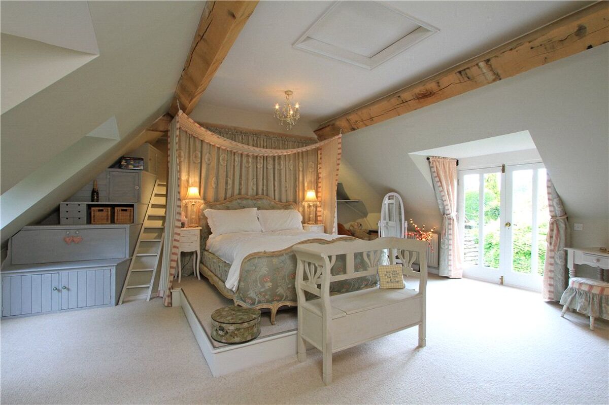 house for sale in Frensham, Farnham, Surrey, GU10 GLD130132 Knight