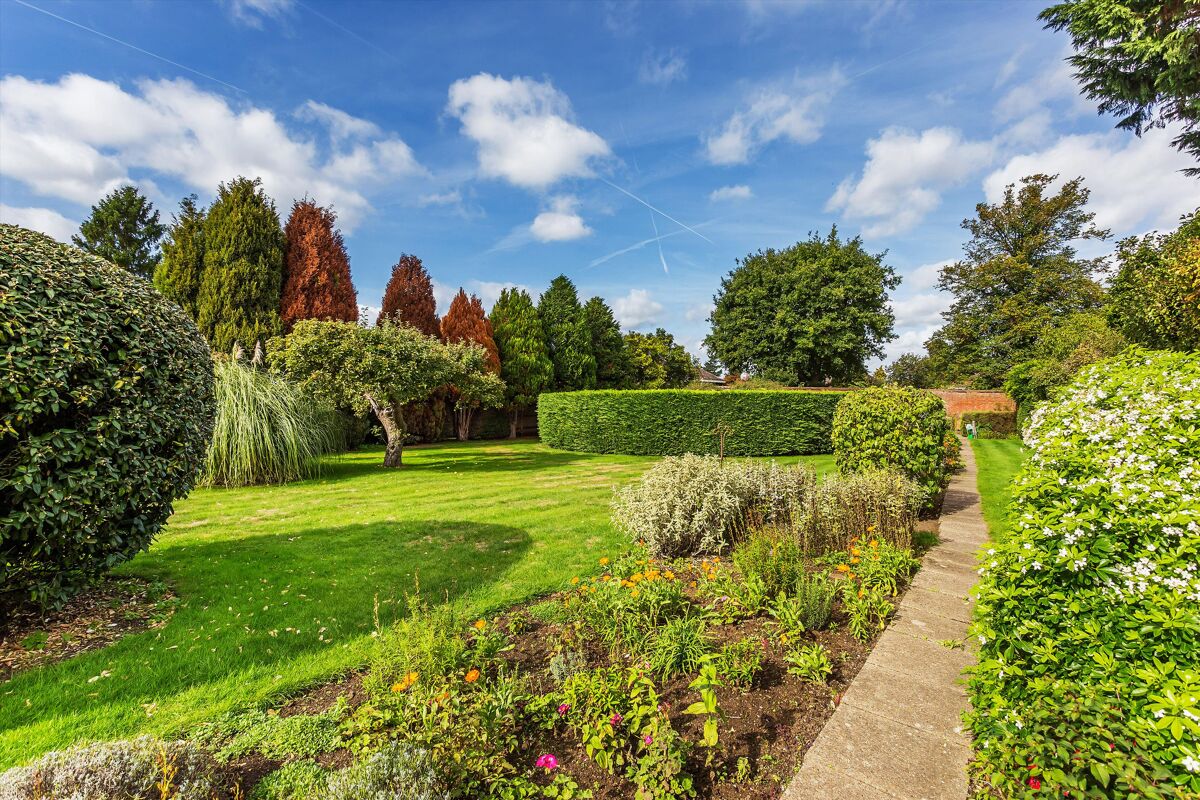 house for sale in Summersbury Drive, Shalford, Guildford, Surrey, GU4