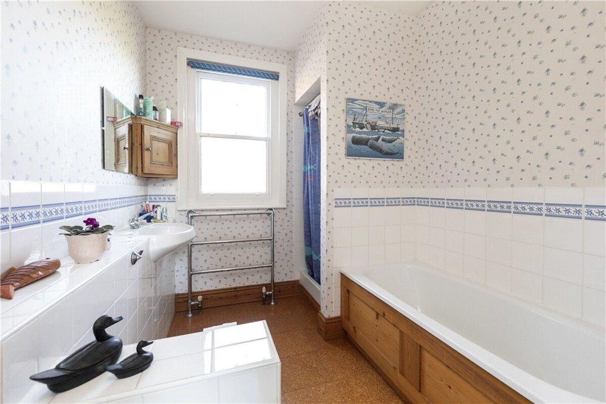 house for sale in Warwicks Bench, Guildford, Surrey, GU1 GLD160201