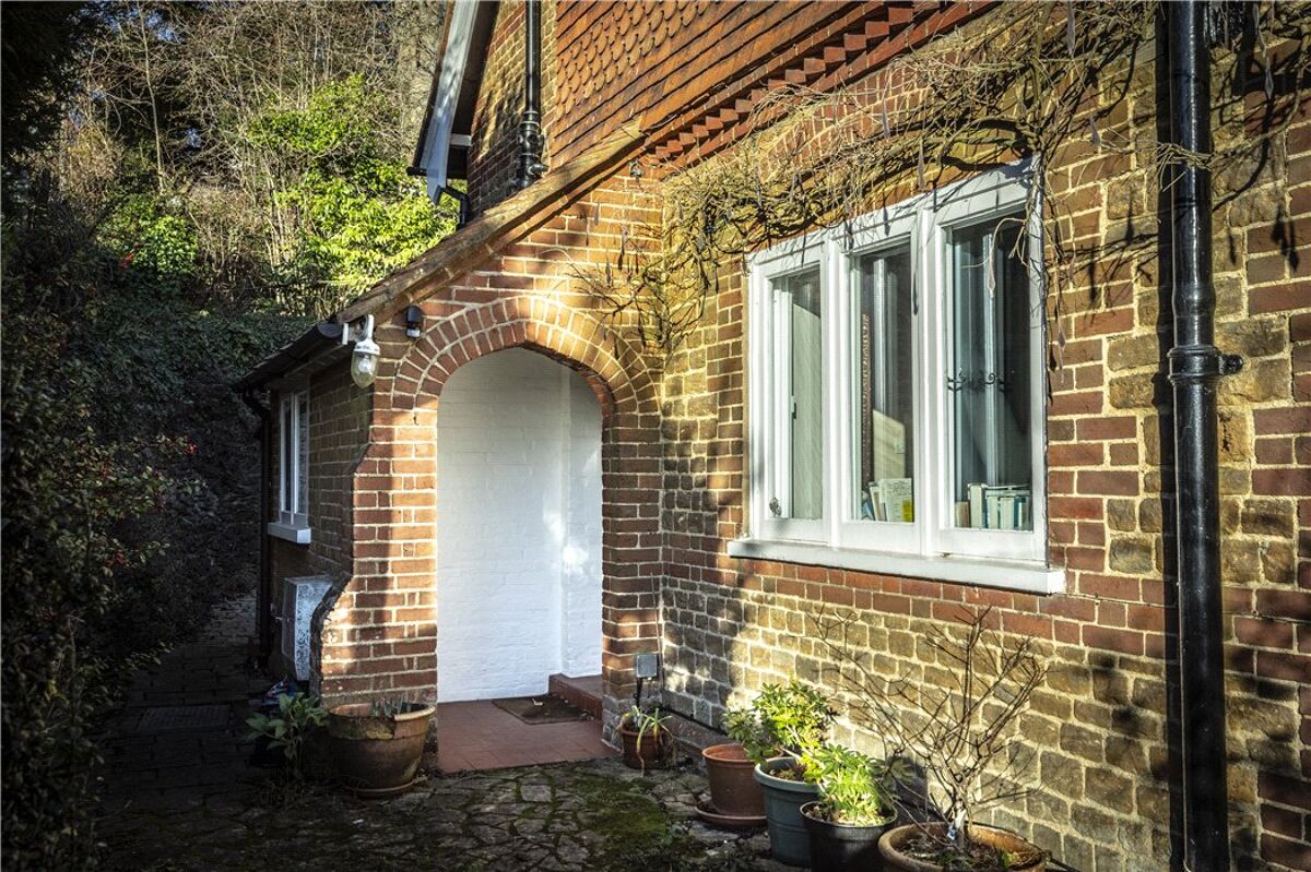 house for sale in Beech Lane, Guildford, Surrey, GU2 GLD190006