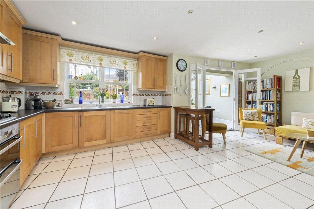 house for sale in Newlands Crescent, Guildford, Surrey, GU1 GLD190261