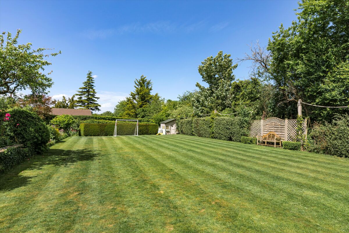 House for sale in Fairway, Guildford, Surrey, GU1 GLD200003 Knight