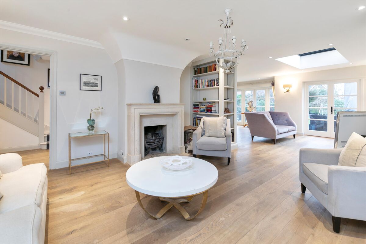 house for sale in Ennismore Avenue, Guildford, Surrey, GU1 GLD200004