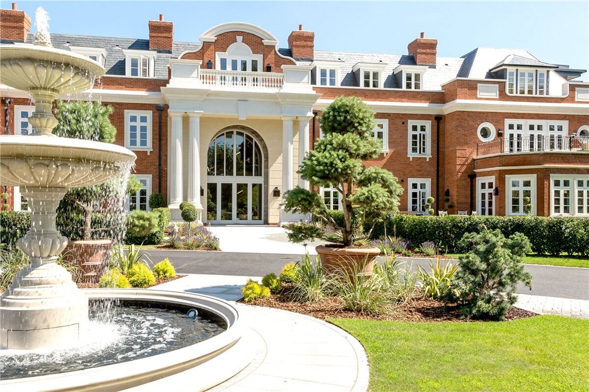 flat for sale in 17 Knowle Hill Park, Fairmile Lane, Cobham, Surrey