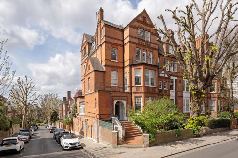 Picture of 3 bedroom flat for sale.