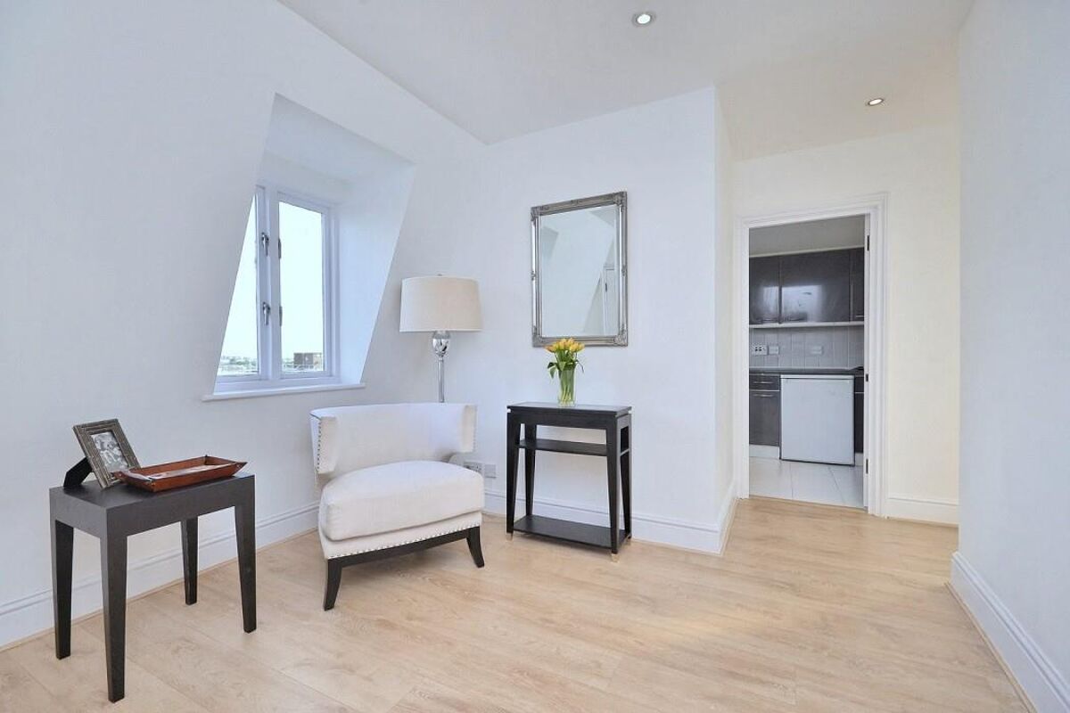 flat to rent in Penthouse, Wellington Court, St John's Wood, NW8