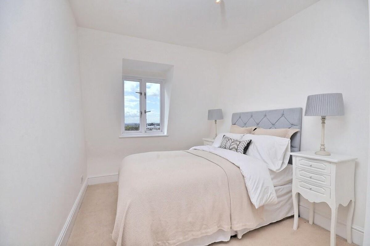 flat to rent in Penthouse, Wellington Court, St John's Wood, NW8