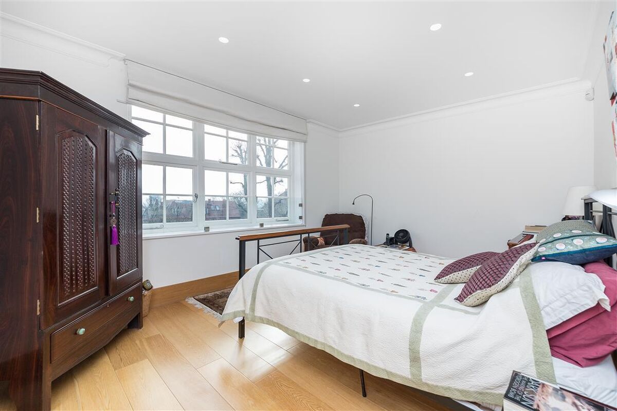 flat to rent in Lyndhurst Road, Hampstead, London, NW3 HAQ012190304