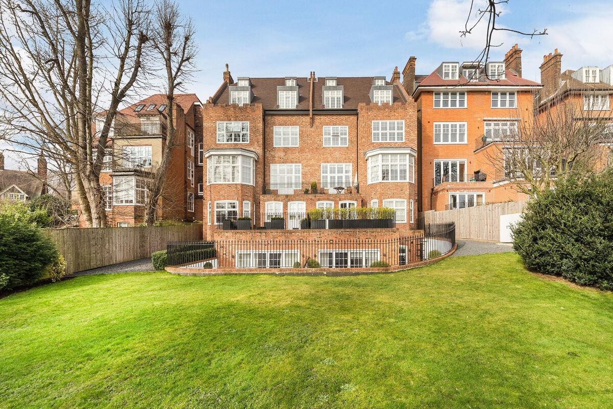 flat to rent in Lyndhurst Road, Hampstead, London, NW3 HAQ012190304