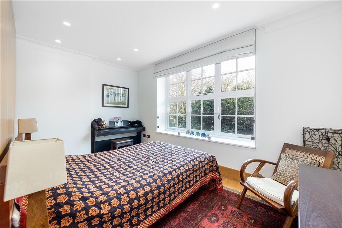 flat to rent in Lyndhurst Road, Hampstead, London, NW3 HAQ012190304