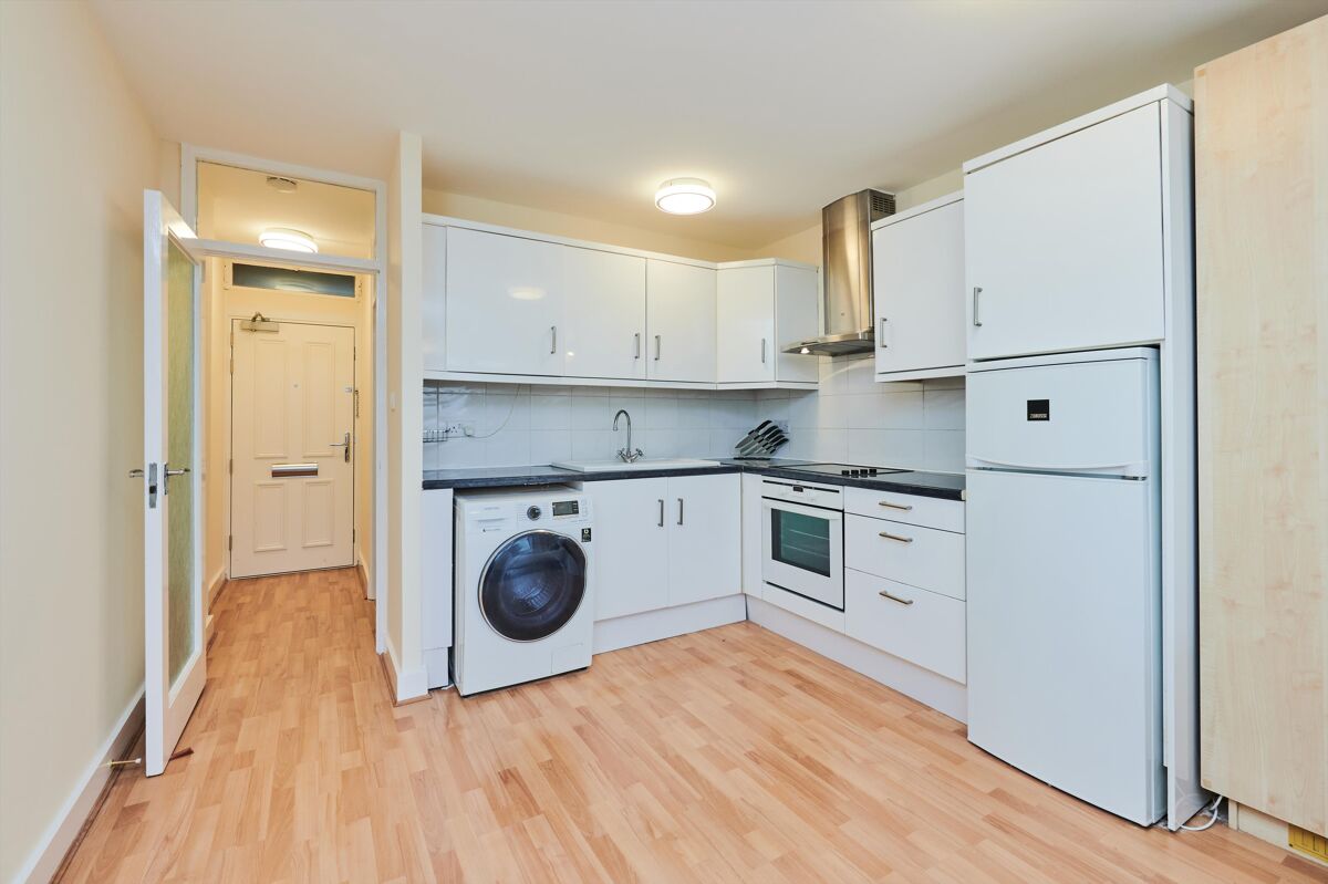 Flat to rent in Centre Heights, Finchley Road, London, NW3