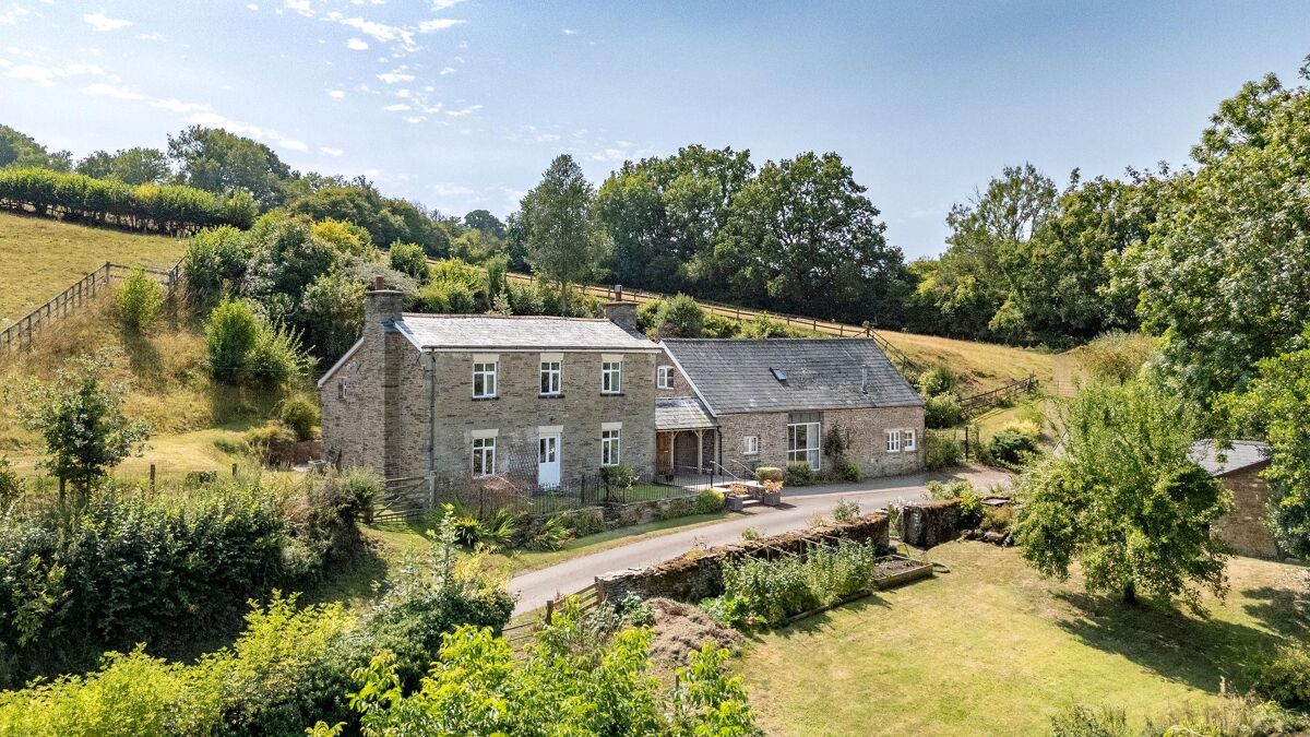 A Countryside Sanctuary of Timeless Elegance 6